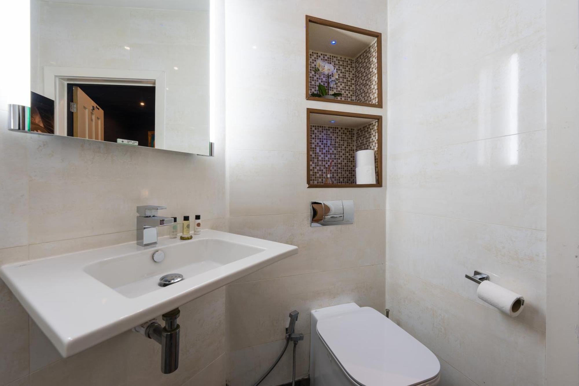 City Retreat, Spacious 4 Bed House, Games Room, Parking, Hot Tub & Bbq カーディフ エクステリア 写真
