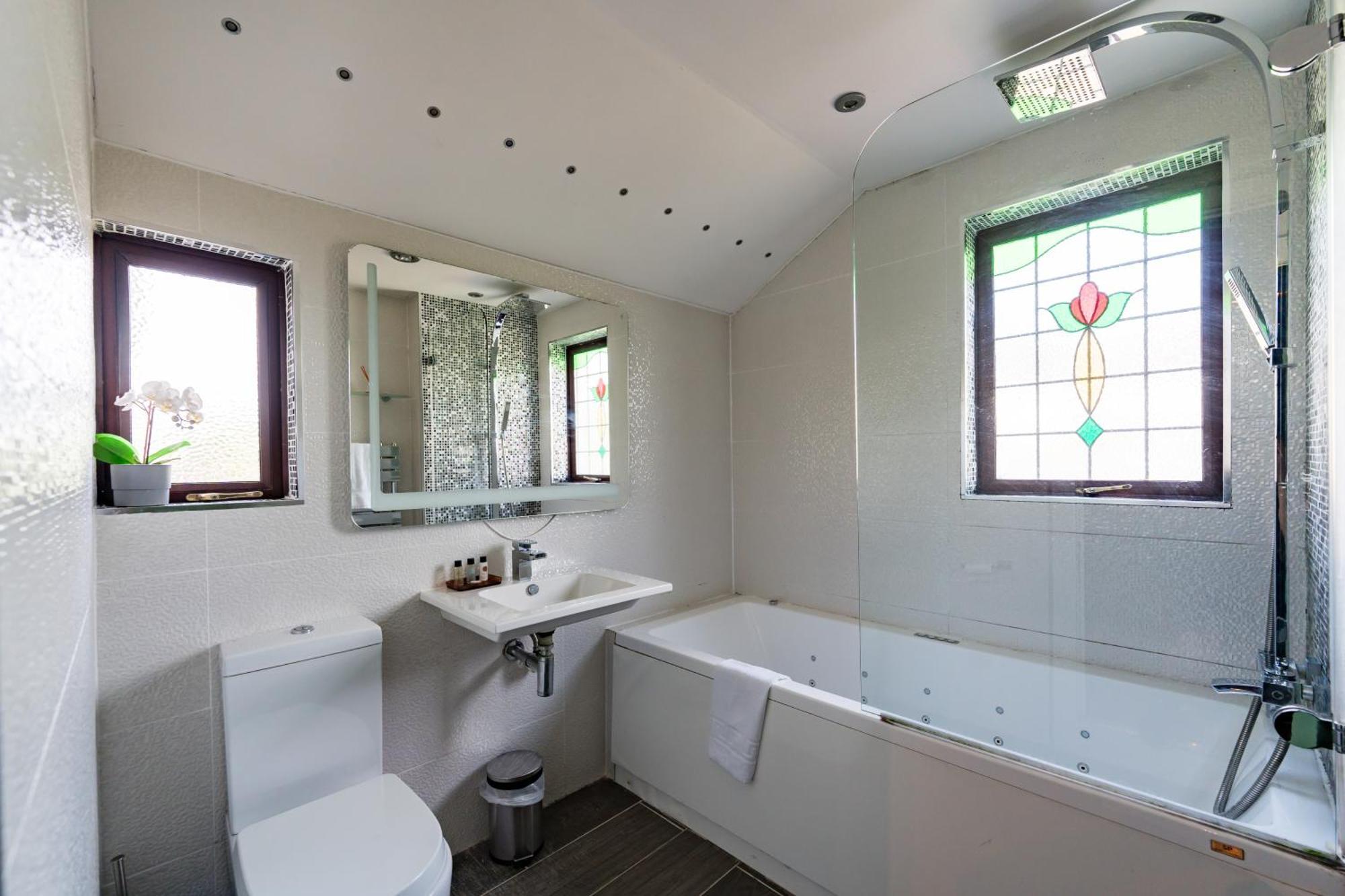 City Retreat, Spacious 4 Bed House, Games Room, Parking, Hot Tub & Bbq カーディフ エクステリア 写真