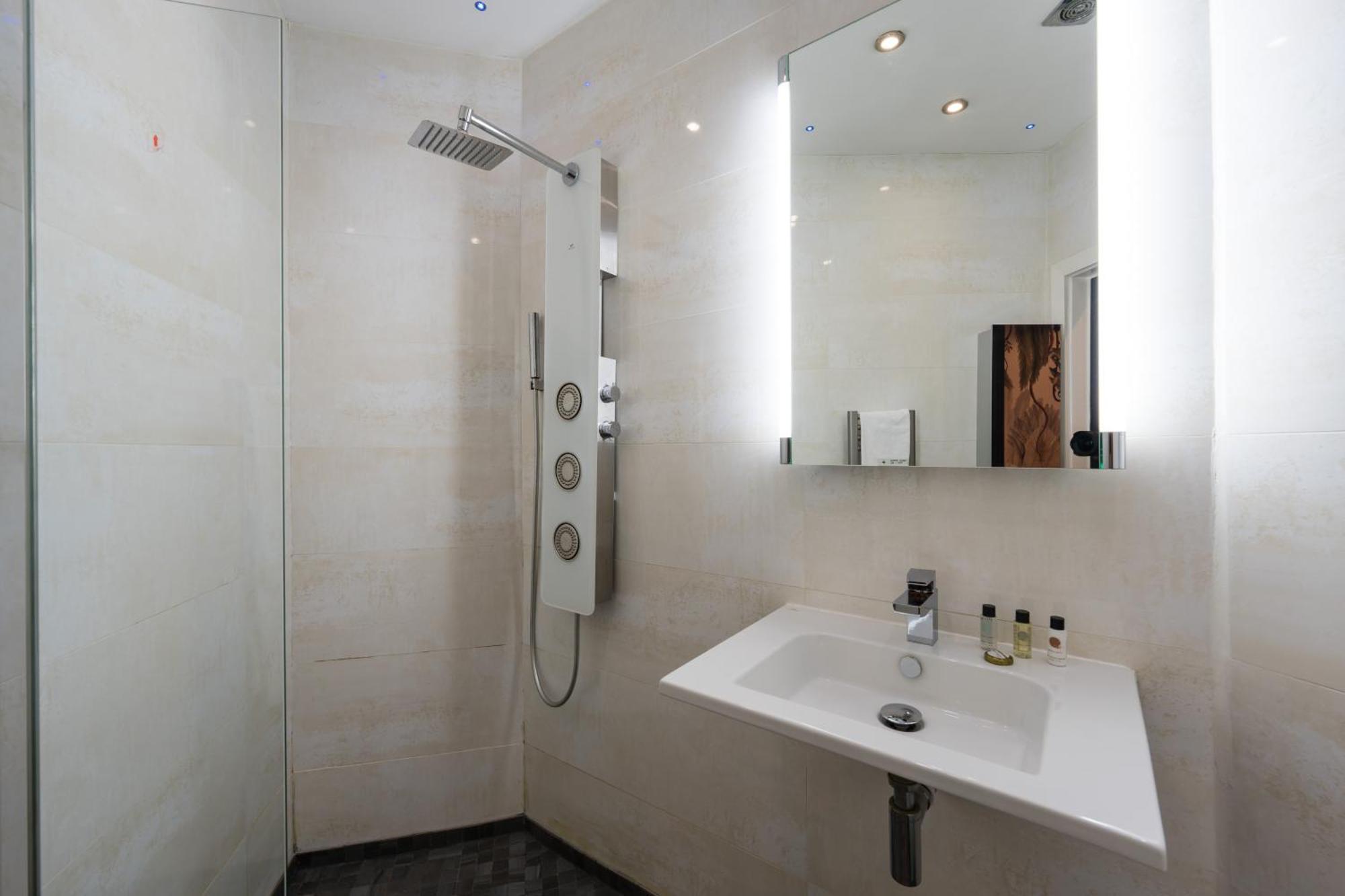 City Retreat, Spacious 4 Bed House, Games Room, Parking, Hot Tub & Bbq カーディフ エクステリア 写真
