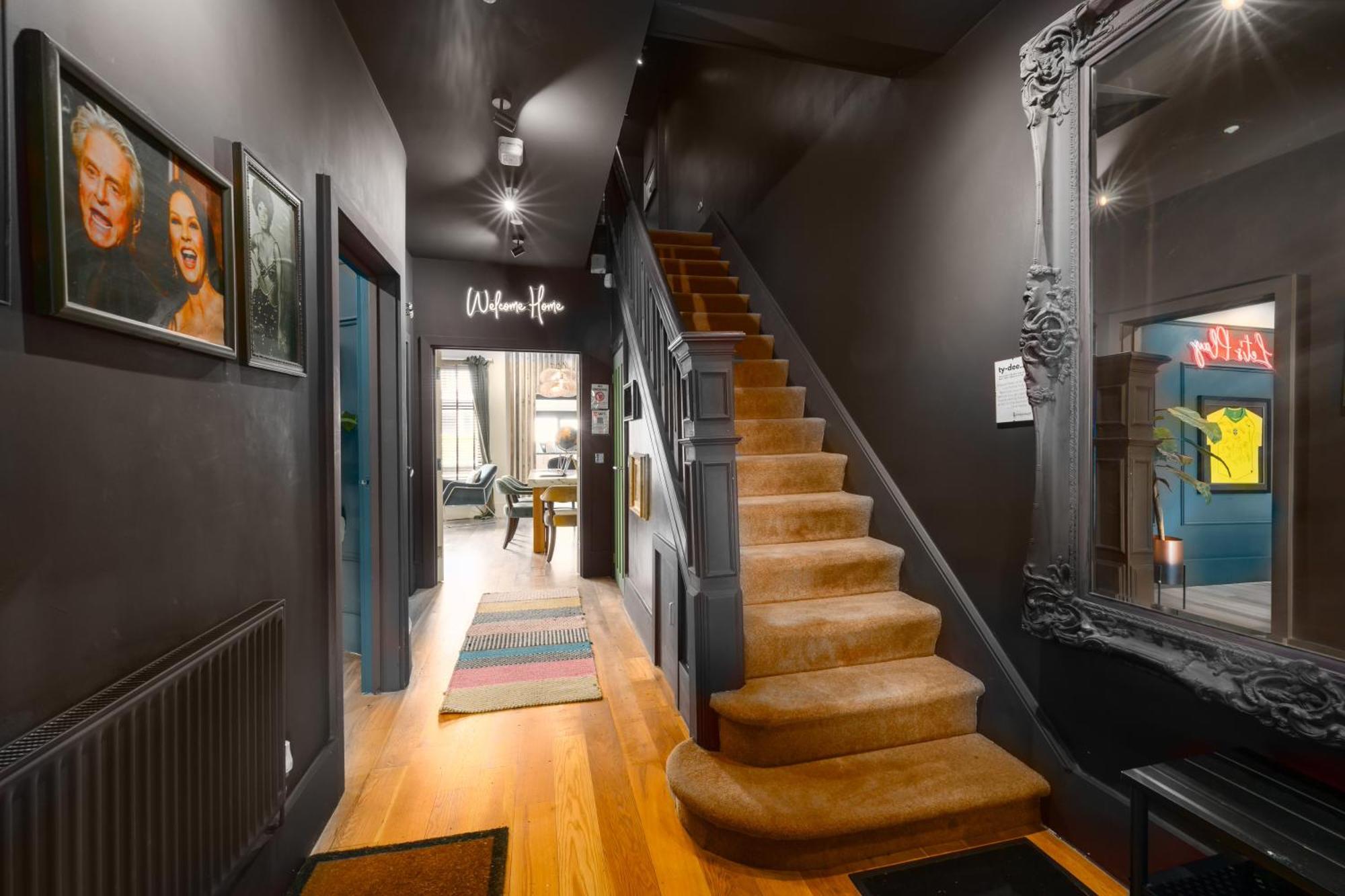 City Retreat, Spacious 4 Bed House, Games Room, Parking, Hot Tub & Bbq カーディフ エクステリア 写真
