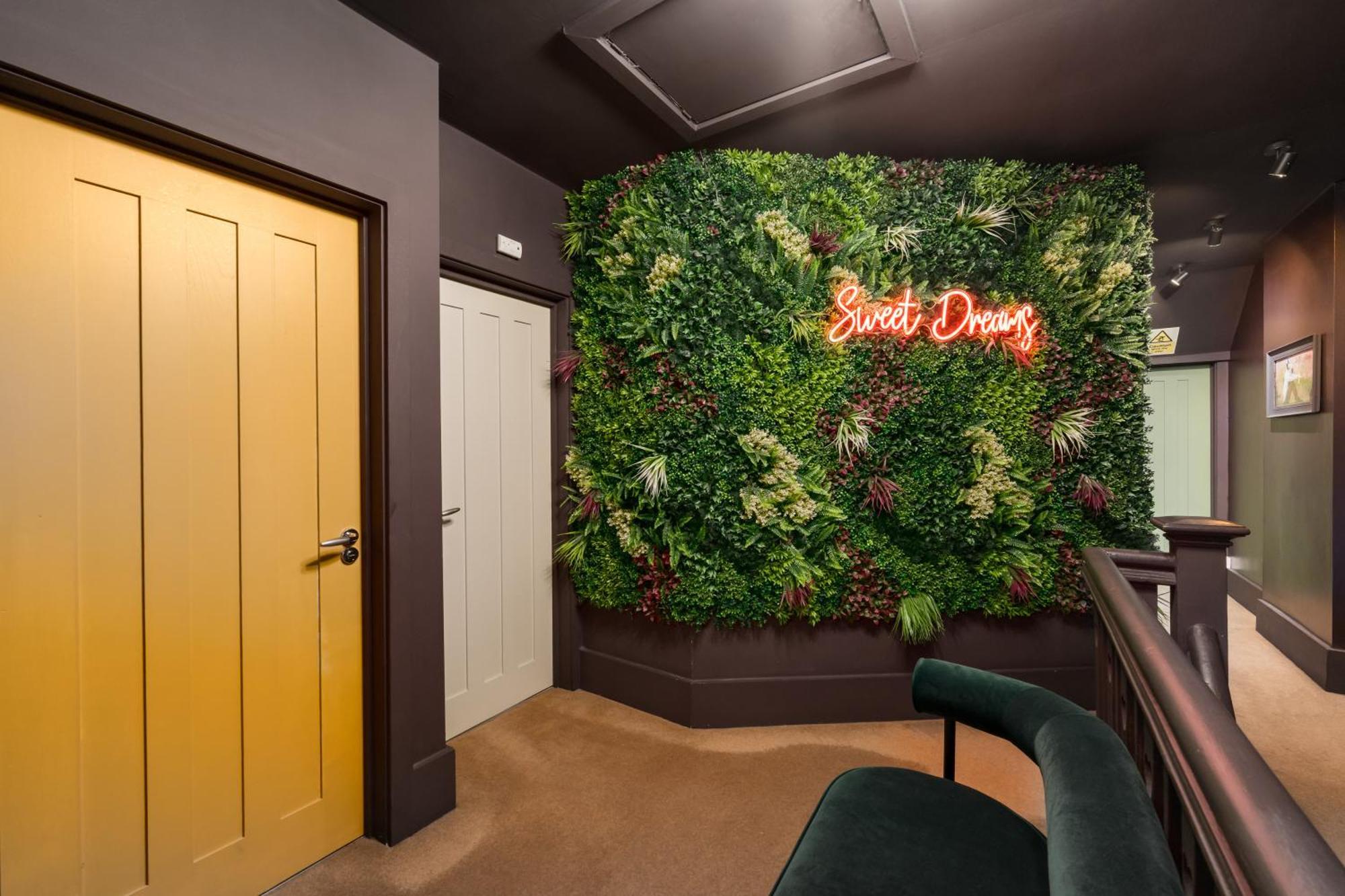 City Retreat, Spacious 4 Bed House, Games Room, Parking, Hot Tub & Bbq カーディフ エクステリア 写真