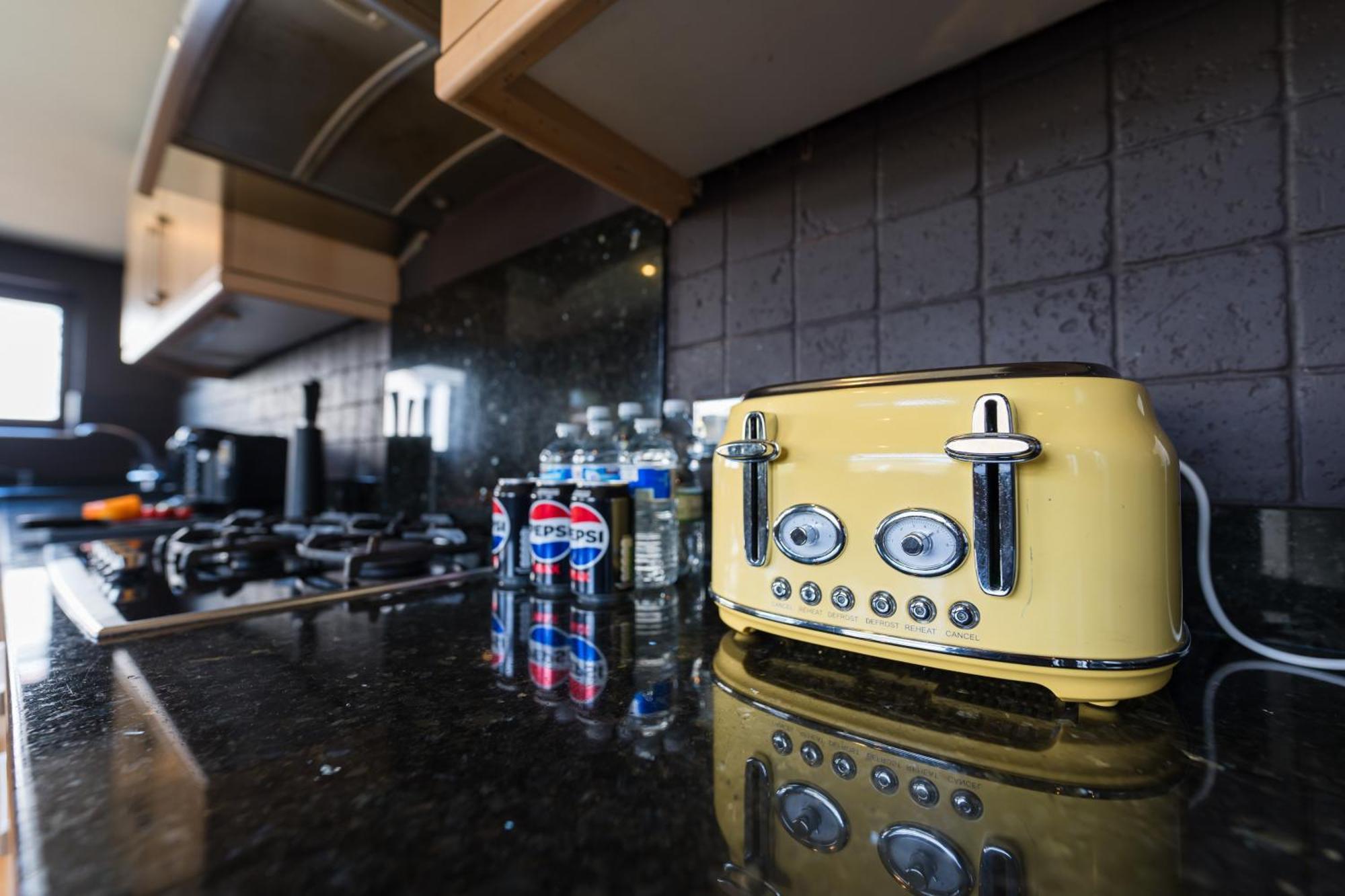 City Retreat, Spacious 4 Bed House, Games Room, Parking, Hot Tub & Bbq カーディフ エクステリア 写真
