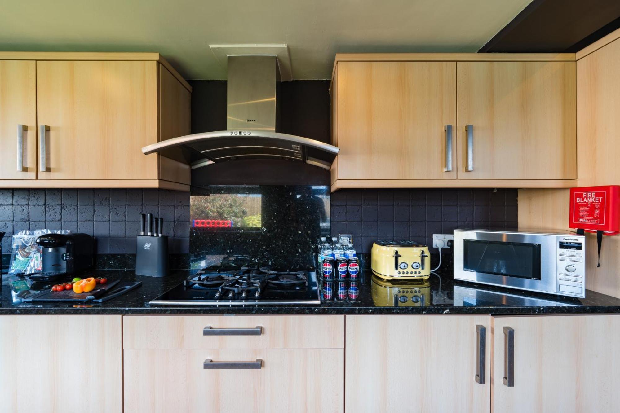 City Retreat, Spacious 4 Bed House, Games Room, Parking, Hot Tub & Bbq カーディフ エクステリア 写真