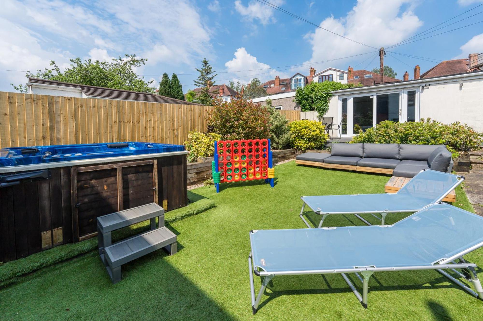 City Retreat, Spacious 4 Bed House, Games Room, Parking, Hot Tub & Bbq カーディフ エクステリア 写真