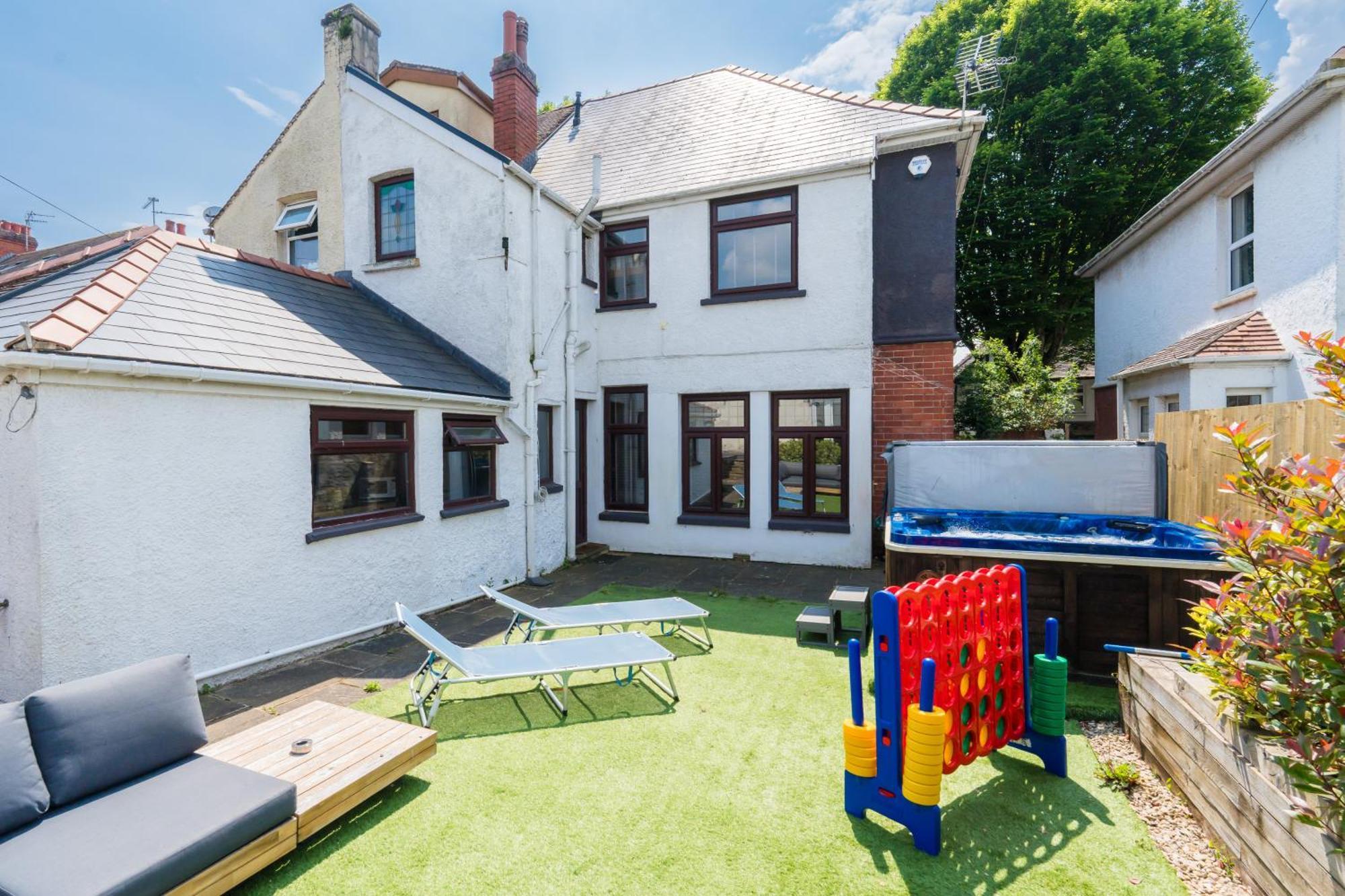 City Retreat, Spacious 4 Bed House, Games Room, Parking, Hot Tub & Bbq カーディフ エクステリア 写真