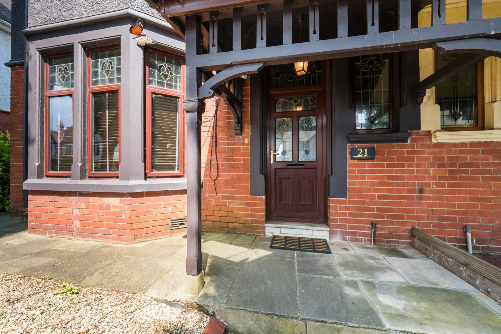 City Retreat, Spacious 4 Bed House, Games Room, Parking, Hot Tub & Bbq カーディフ エクステリア 写真