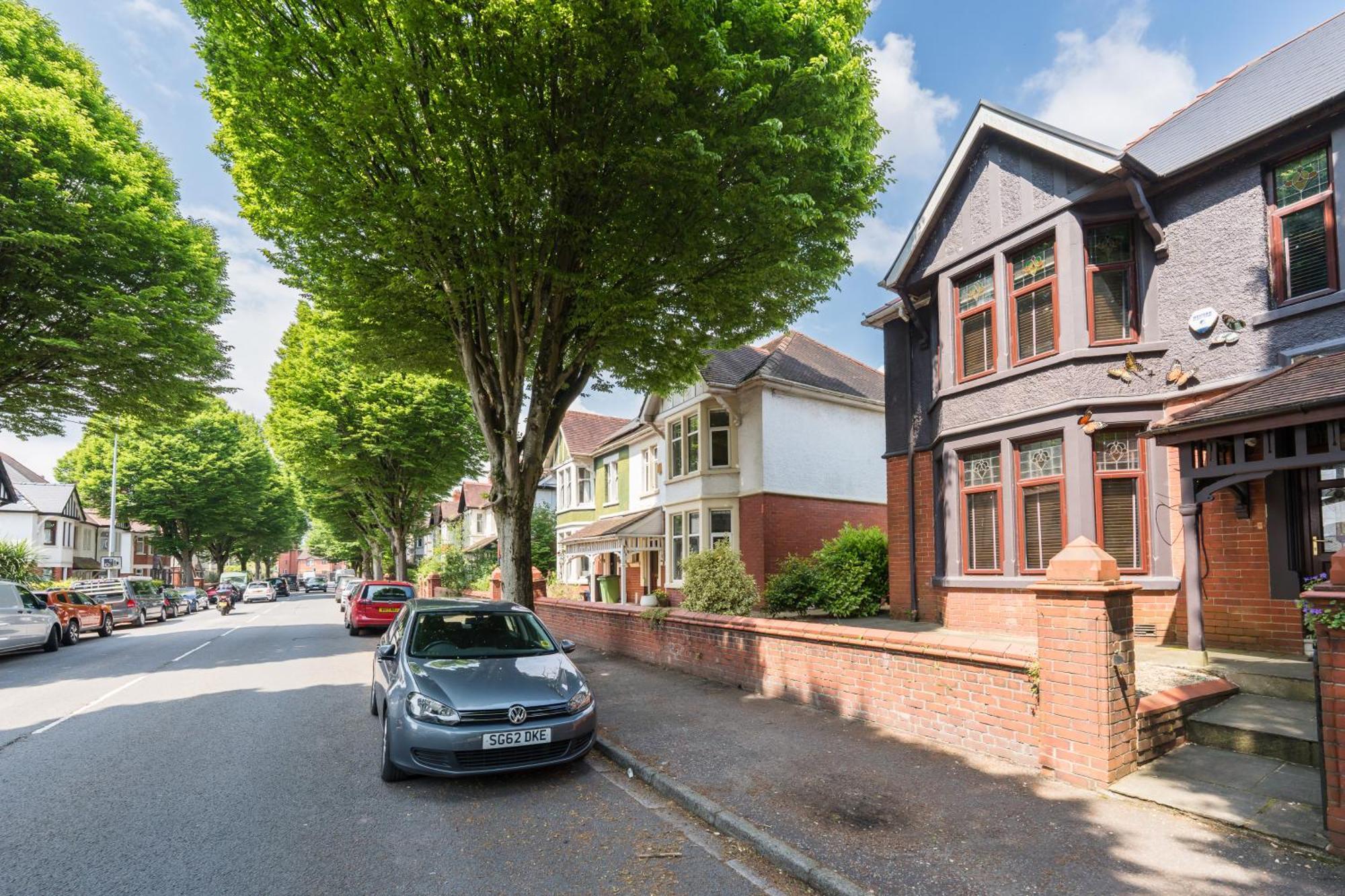 City Retreat, Spacious 4 Bed House, Games Room, Parking, Hot Tub & Bbq カーディフ エクステリア 写真