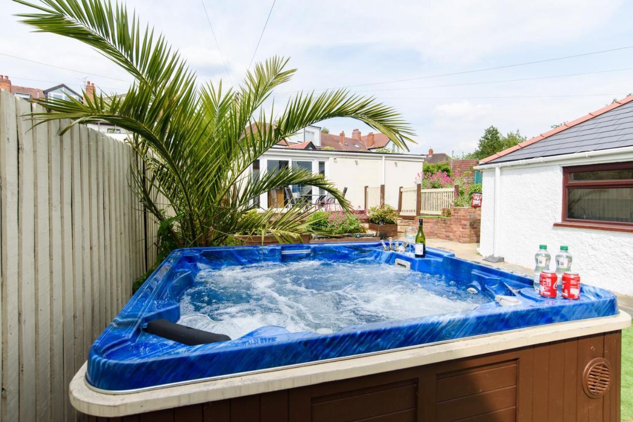 City Retreat, Spacious 4 Bed House, Games Room, Parking, Hot Tub & Bbq カーディフ エクステリア 写真