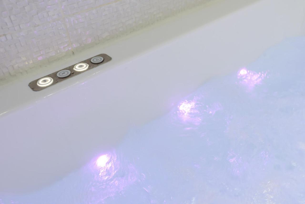 City Retreat, Spacious 4 Bed House, Games Room, Parking, Hot Tub & Bbq カーディフ エクステリア 写真